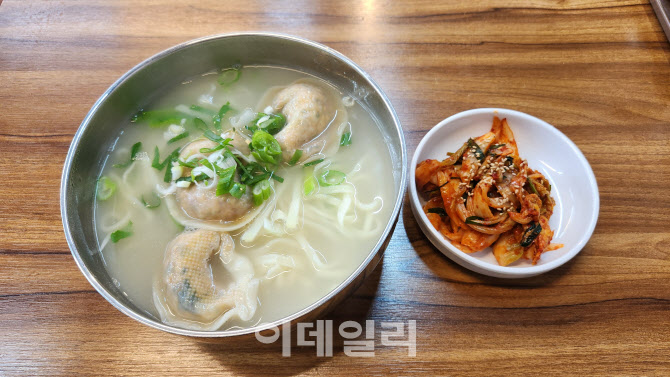 어릴적 엄마가 빚어준 만두맛 느껴져요…강북구 다온칼국수[구청장 맛집]