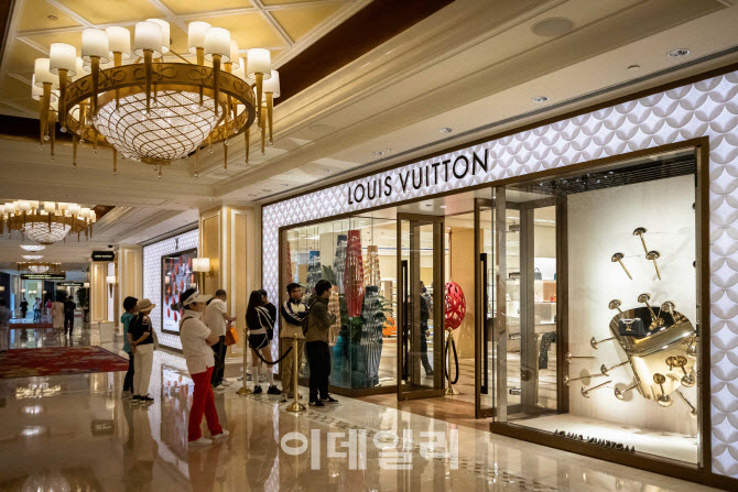 신상 대신 92만원 루이비통.. 지갑 얇아진 中, 중고로 플렉스