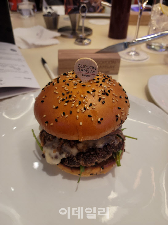 연말 담은 고든램지 新버거…계피맛으로 호불호 갈릴듯