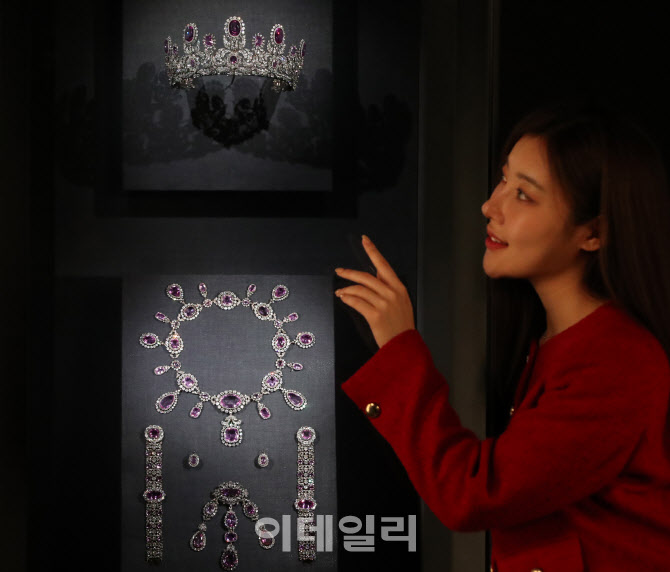 [포토] 100개의 핑크 토파즈로 구성된 파뤼르