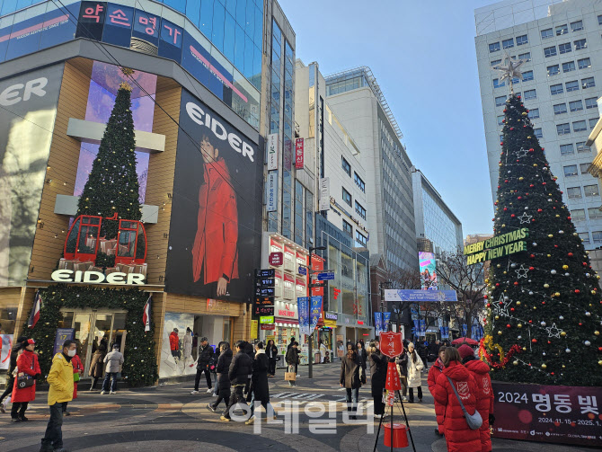 “계엄에 소비침체까지 걱정”…크리스마스 앞둔 명동 가보니