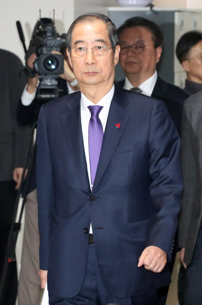 [포토]대국민 담화장 향하는 한덕수 대통령 권한대행 국무총리