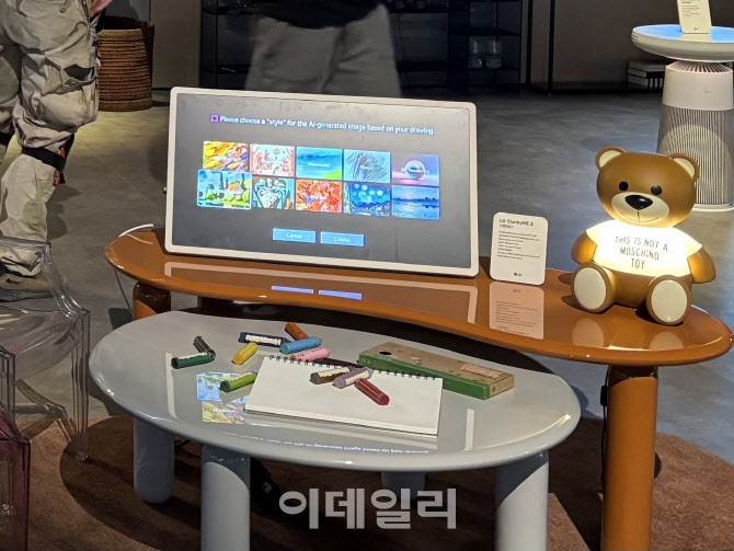 액자·태블릿처럼 걸고 세우고…LG 스탠바이미2 공개[CES 2025]