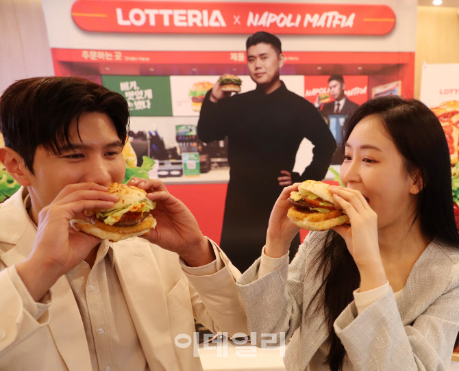 [포토] 모짜렐라 10주년 나폴리맛피아 모짜렐라버거 출시
