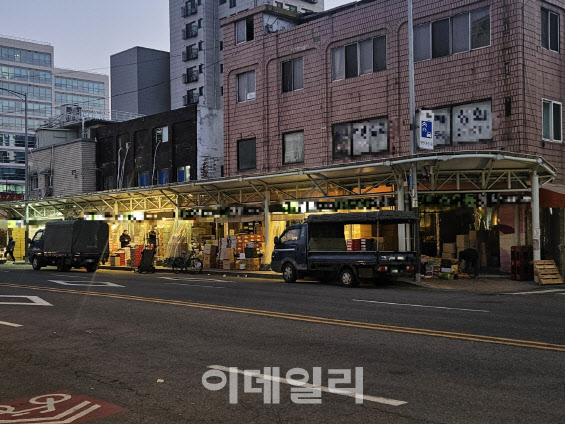 명절 맞나 싶어요…싸늘한 소비심리, 전통시장 `울상`[르포]