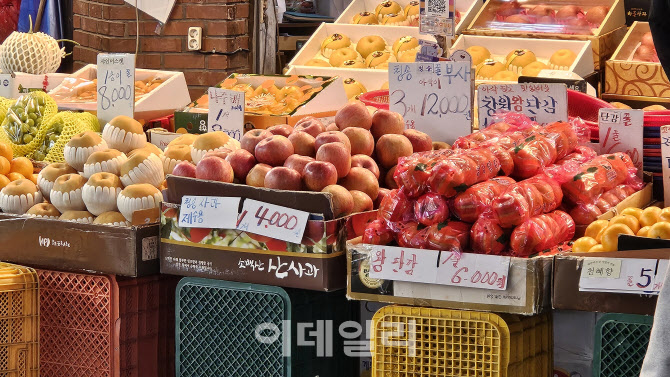 과일도 고기도 덜먹어요…찬바람 부는 전통시장