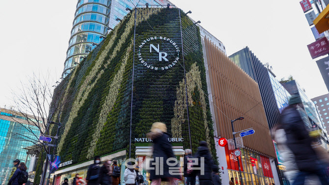 [마켓인]쌍방울 인수한 네이처리퍼블릭, 70억 자금 출처에 쏠리는 관심