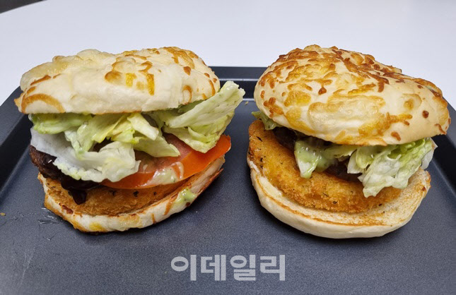 내놓기만 하면 품절 난리난 롯데리아…이 버거의 정체는[먹어보고서]