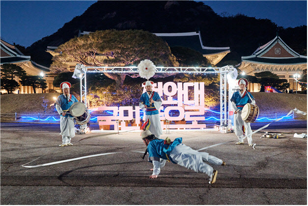 尹개방 `청와대` 설연휴 엿새간 5.7만명 다녀갔다