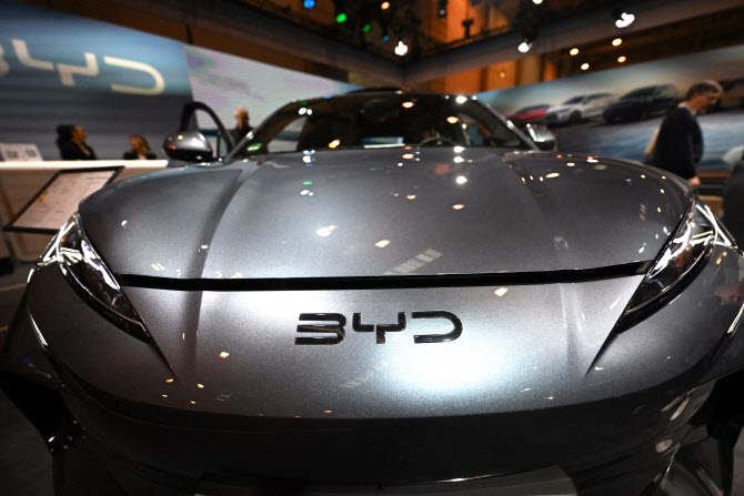 딥시크와 손잡은 BYD…테슬라엔 악재, 주가 6.5% 뚝