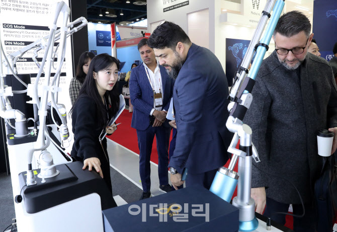 [포토] 의료기기 살펴보는 해외 바이어
