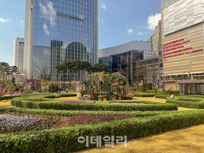 벚꽃 물드는 롯데월드타워…스프링 인 잠실 진행