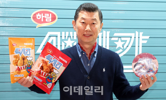 [포토]냉동치킨 브랜드 맥시칸 선보이는 김홍국 하림 회장