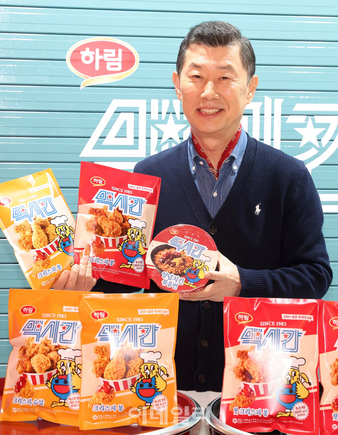 [포토]맥시칸’ 냉동치킨 론칭하는 김홍국 하림 회장
