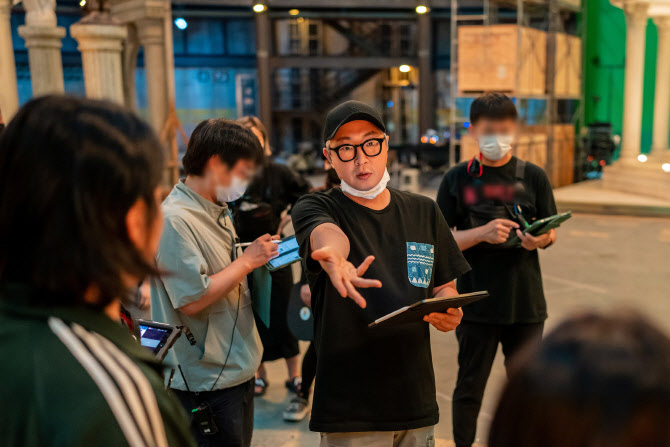 이건 꼭 봐야돼… 믿고 보는 코믹 액션 하이파이브