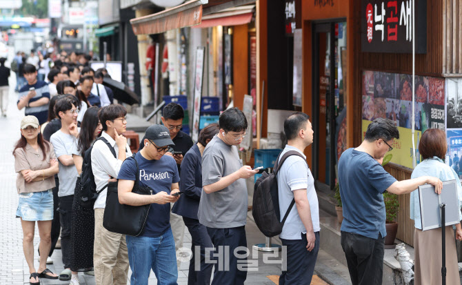 사전투표율 첫날 '역대 최고치'…정치권 해석은 '제각각'