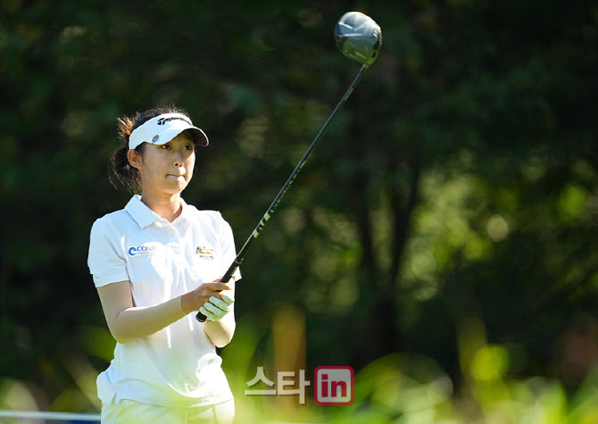 [골프in 포토] 김서아, 집중력을 높인다