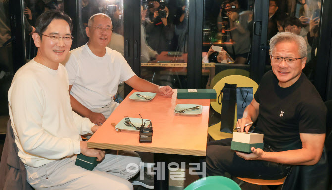 [포토] 치맥회동하는 젠슨 황-이재용-정의선