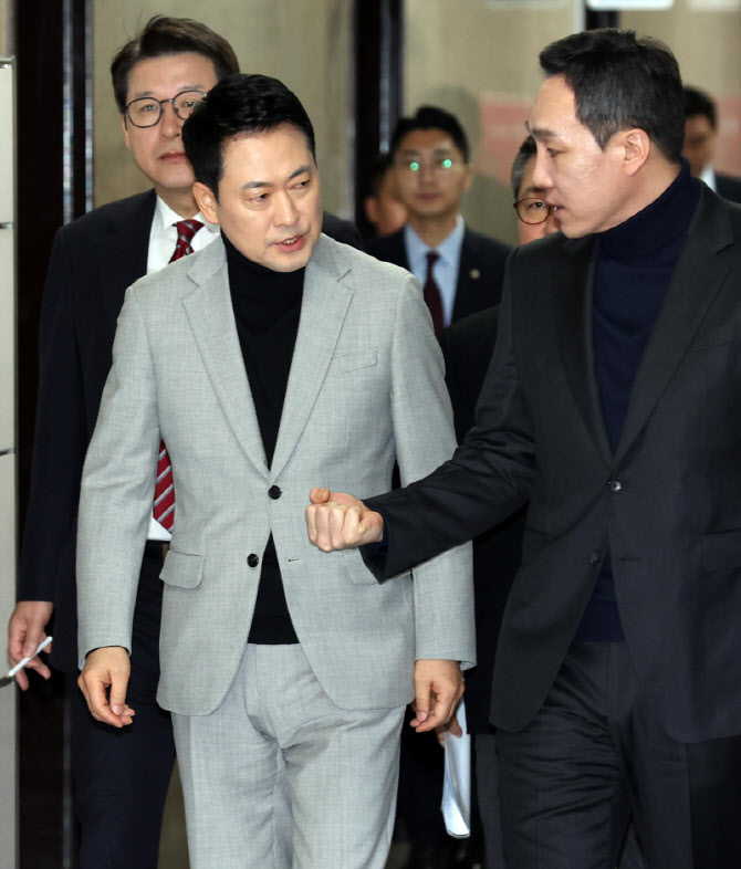 [포토]'대화하는 장동혁-김민수'