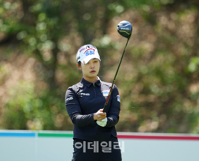 [포토]김지윤,선두권을 노린다