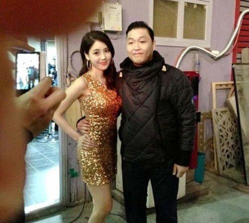 싸이 나쁜손, 어색한 표정으로... 바나나걸 김상미 ‘허리 슬쩍’