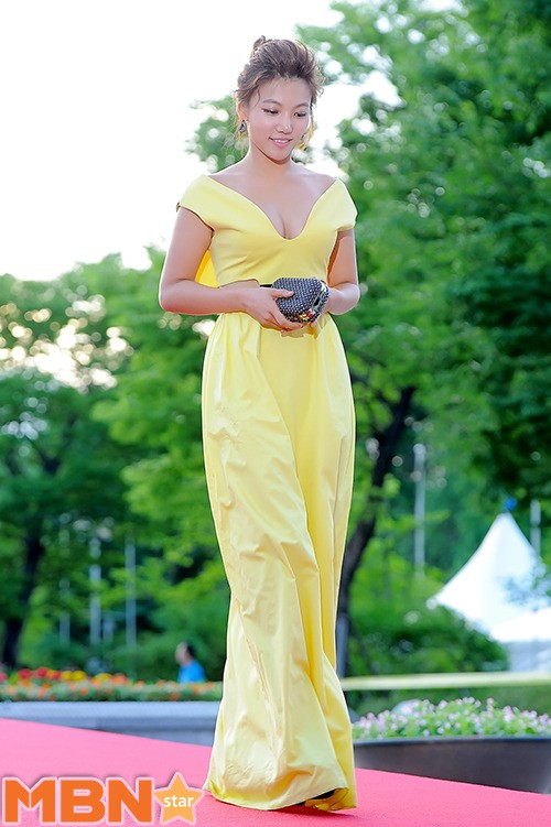 [MBN포토] 이채영, `가슴 라인 드러낸 우아한 드레스`
