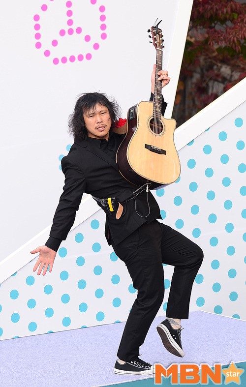 장미여관 육중완, `음악에 취해~` [MBN포토]