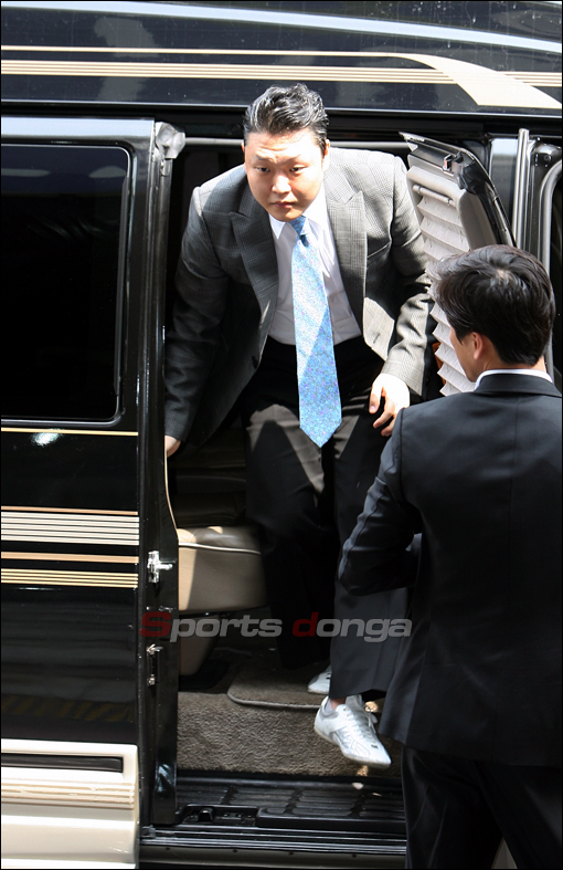[포토]‘검찰 출두’ 싸이 ‘담담한 표정 도착’
