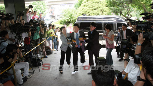 [포토]‘검찰 출두’ 싸이 ‘취재진 앞에 우뚝’