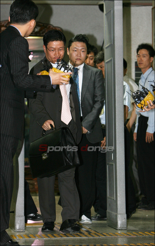 [포토]9시간 검찰 조사 마치고 나오는 싸이