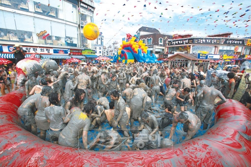 질펀한 유혹…웰컴! 머드축제