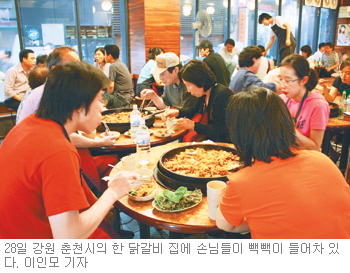 [강원]“가자, 춘천으로”… 닭갈비-막국수집 장사진