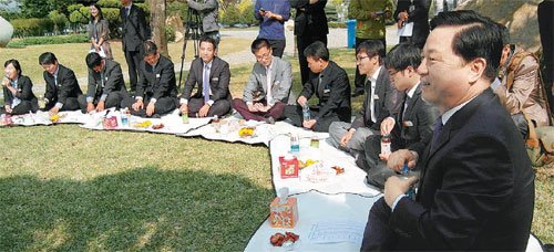 [부산/경남]김두관 경남지사, 6급이하 직원과 잔디밭 미팅