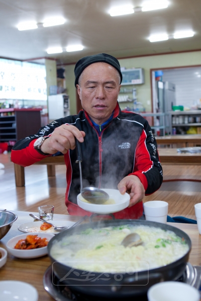 [허영만의 ‘자전거 식객’] 팔팔 끓는 살조개 칼국수에 꽁꽁 언 몸 사르르…