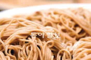 [오늘의 채널A]막국수-냉면 ‘흑갈색 메밀면’의 비밀