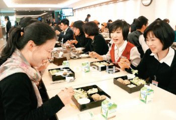 ‘아이돌 도시락’에 푹 빠진 주부사원들