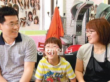 [LG와 함께하는 동아 다문화賞]이민자들 머리손질-아기 돌봐주기… 부부가 척척
