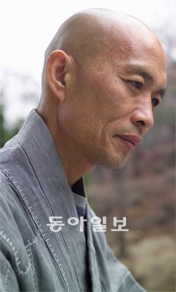 道란 비우면 찾아드는 것… 사무침 쌓이니 붓이 절로