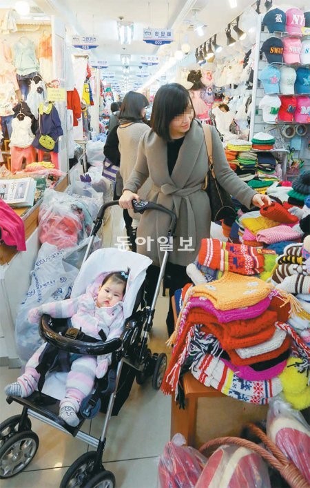 백화점 유모차族, 남대문시장엔 왜?