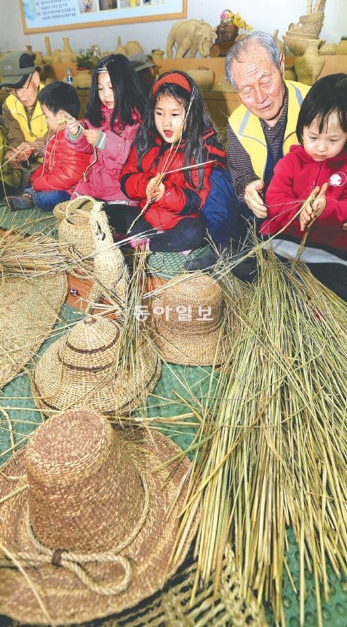 [광주/전남]“새끼줄 꼬기 재미있지?”