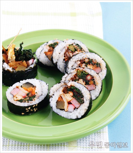[우먼 동아일보 한그릇 요리] 향긋한 향에 취하는 봄 김밥 ‘냉이 김밥’