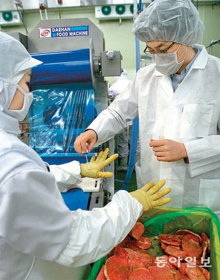 명품 핸드백을 칼로 갈기갈기… 왜?