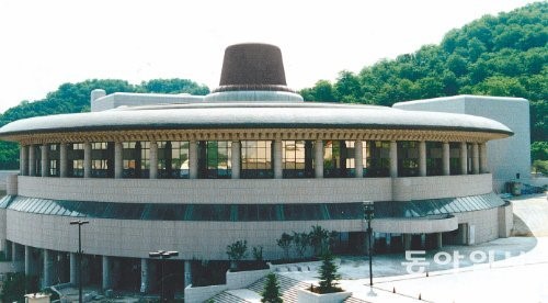 [한국의 현대건축]<8>한국 건축가들의 전통강박증