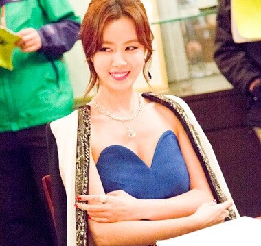 김유미 촬영장 비하인드컷, 촬영 안할땐 털털한 이미지로 변신