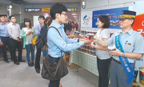 “출근길 직장인에 컵국밥 나눠드립니다”