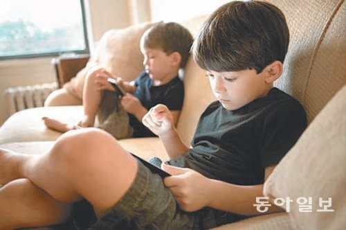 [책의 향기/글로벌 북 카페]아이를 망치고 싶다면 스마트폰을 던져줘라