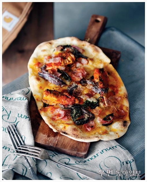 [우먼 동아일보] 피자와 샌드위치 사이~ flat bread ① 토마토안초비 플랫 브레드