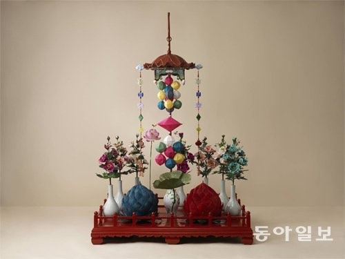 향기 없지만 아름다운 꽃… 조선 궁중채화展