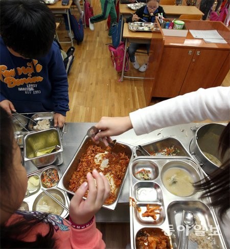 [소비자가 왕이다/김정호]직영이냐 위탁이냐… 학교급식, 소비자가 선택하게 하라