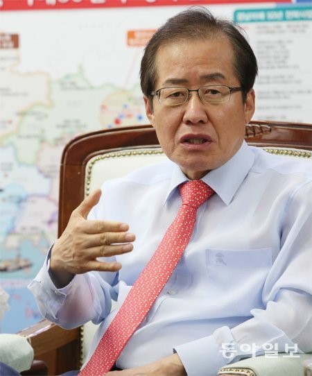 홍준표 경남도지사 “인사파동, 대통령 책임 가장 커… 친박 울타리 벗어나야”